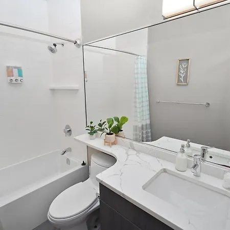 Apartment Chic Little Italy 4br With Optional Parking Chicago
