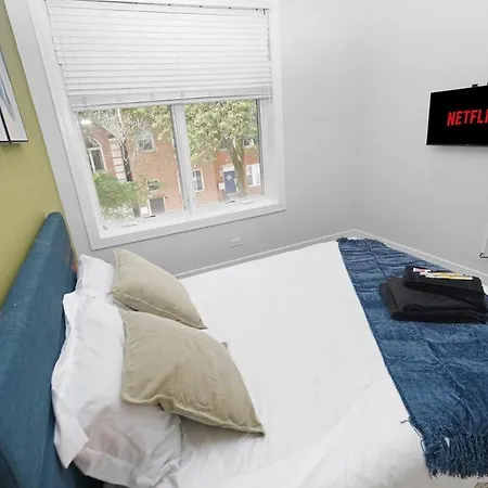 Chic Little Italy 4br With Optional Parking *
