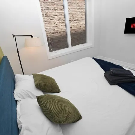 Little Italy 5br With Optional Parking * Chicago