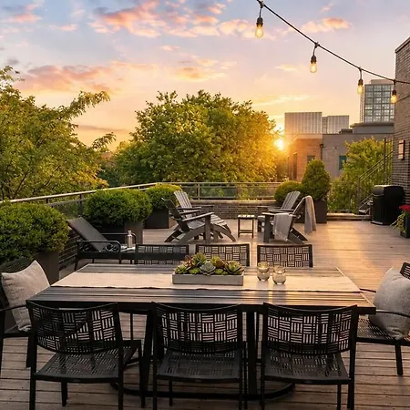 Little Italy 4br Retreat With Optional Parking Apartment