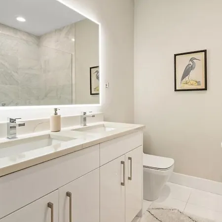 The Spot Eclectic • Modern • Sleeps 6 * Chicago