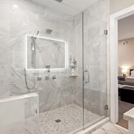 The Spot Eclectic • Modern • Sleeps 6 Apartment Chicago