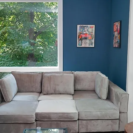 Chic Little Italy 4br With Optional Parking *