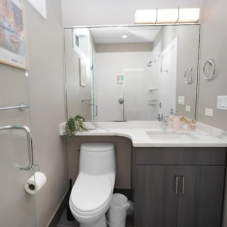 Little Italy 4br Retreat With Optional Parking *