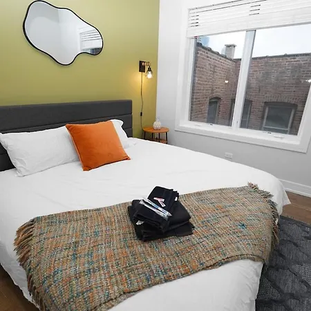Little Italy 4br Retreat With Optional Parking * Chicago