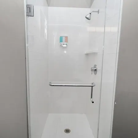 Little Italy 5br With Optional Parking Apartment