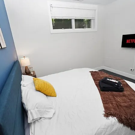 Little Italy 5br With Optional Parking
