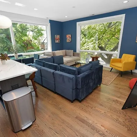 Apartment Chic Little Italy 4br With Optional Parking *