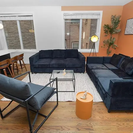Little Italy 5br With Optional Parking Apartment
