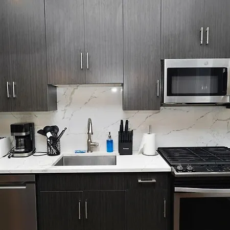 Little Italy 5br With Optional Parking