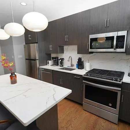 Little Italy 5br With Optional Parking Chicago