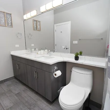 Little Italy 5br With Optional Parking Apartment
