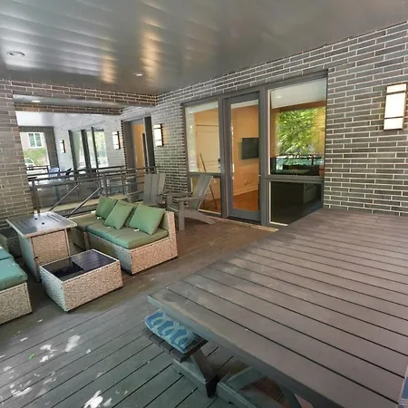 Apartment Little Italy 5br With Optional Parking *