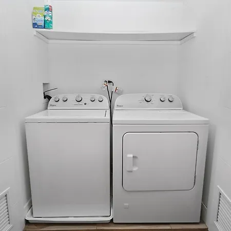 Little Italy 5br With Optional Parking *