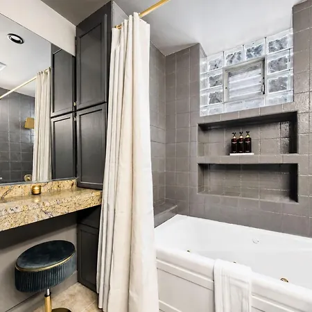 The Velvet Manor Luxe 3br Jacuzzi Garage Chicago