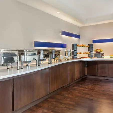 Radisson Blu Aqua Hotel, 4*