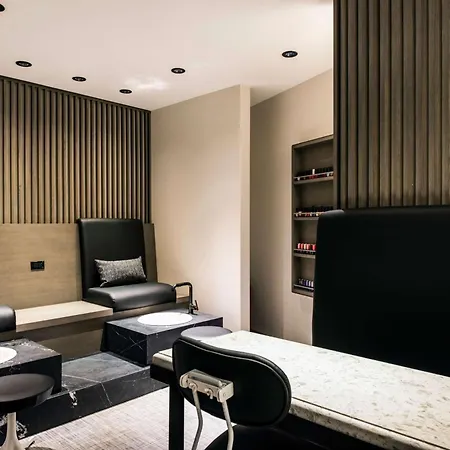 Londonhouse Chicago, Curio Collection By Hilton