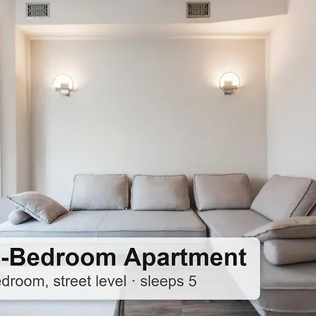 Apartment Double Play Wrigley - Prime Location Across From Wrigley Field & Transit - 2br Apts Chicago