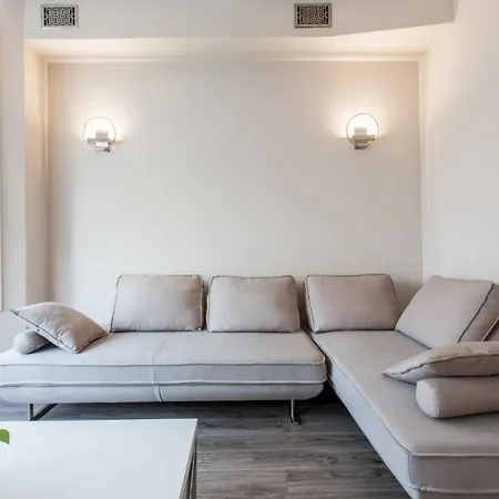 Double Play Wrigley - Prime Location Across From Wrigley Field & Transit - 2br Apts Apartment