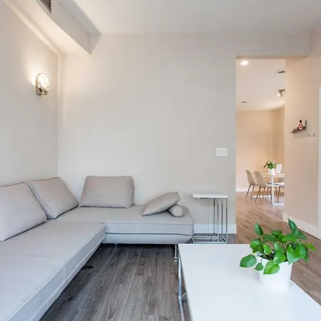 Double Play Wrigley - Prime Location Across From Wrigley Field & Transit - 2br Apts Apartment Chicago