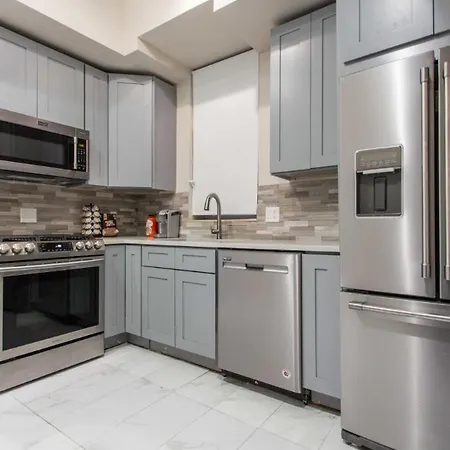 Double Play Wrigley - Prime Location Across From Wrigley Field & Transit - 2br Apts Chicago