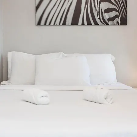 Double Play Wrigley - Prime Location Across From Wrigley Field & Transit - 2br Apts
