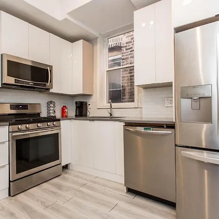 Apartment Double Play Wrigley - Prime Location Across From Wrigley Field & Transit - 2br Apts