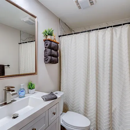 Luxury King Bed • Remodeled Safe Chicago Condo Apartment