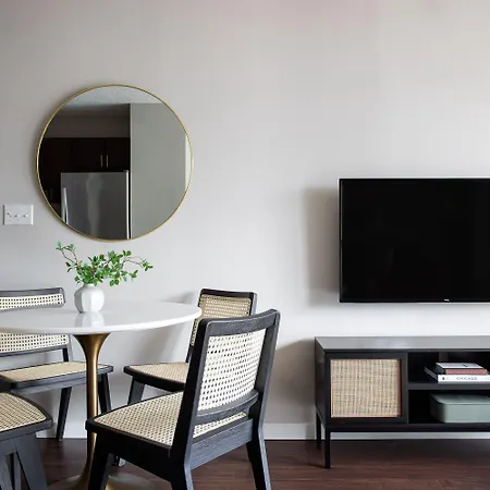 Kasa Magnificent Mile Aparthotel 4*