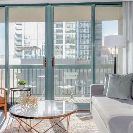 Kasa Magnificent Mile Aparthotel 4*