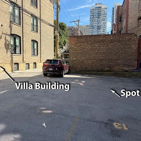 Sleeps 10-20 Free Tv & Parking Apartment Chicago