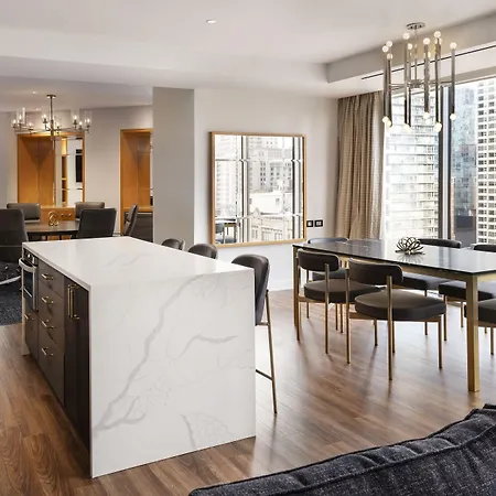 By Marriott Downtown Magnificent Mile Hotel 3*