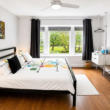 House 5863- Chicago's Premier 4* Chicago
