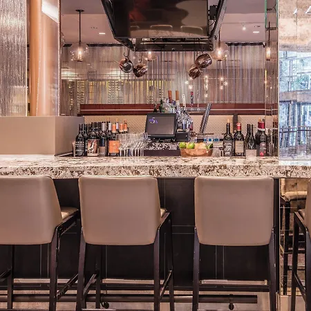 Courtyard By Marriott Downtown/magnificent Mile Hotel