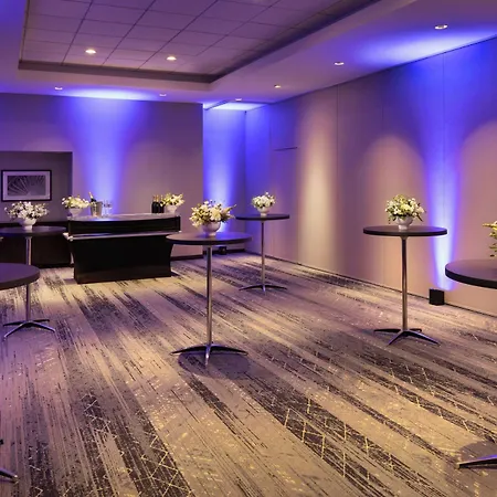 Courtyard By Marriott Downtown/magnificent Mile Hotel