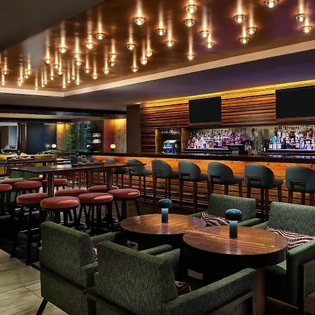 Hyatt Centric Magnificent Mile 4*