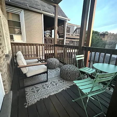 Classic Chicago Upstairs Apt Private Balcony Apartment *