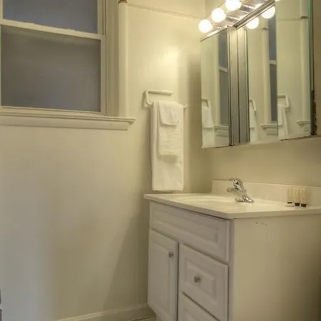 Three-bedroom On W Belmont Avenue Apt 2e