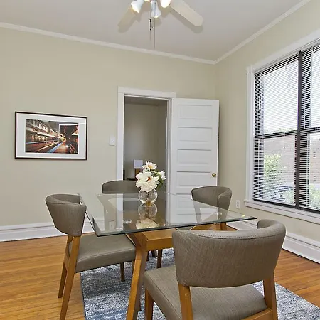 Apartment Two-bedroom On N Lincoln Avenue Apt 3d