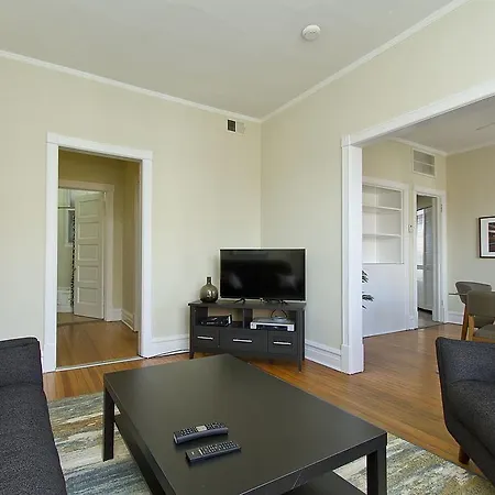 Two-bedroom On N Lincoln Avenue Apt 3d