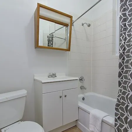 Apartment Two-bedroom On N Lincoln Avenue Apt 3d