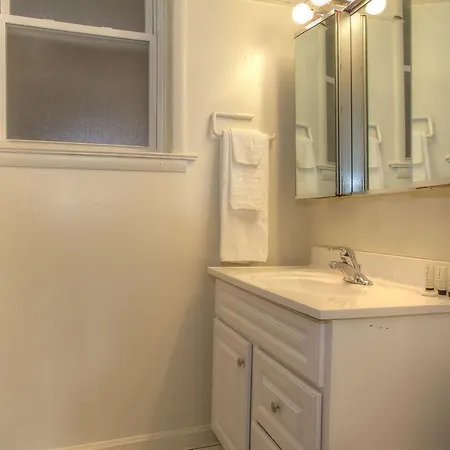 Apartment Three-bedroom On W Belmont Avenue Apt 2e Chicago