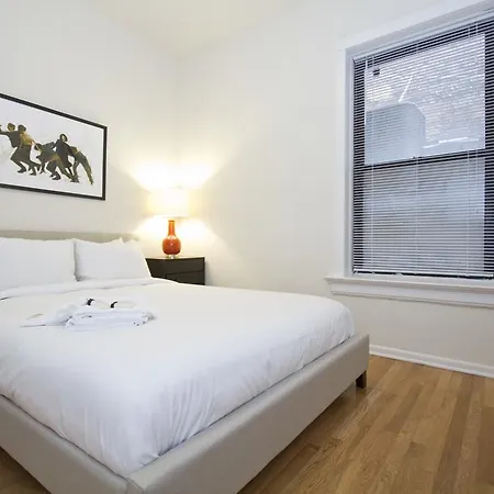 Four-bedroom On W Grace Street Apt 1w Chicago