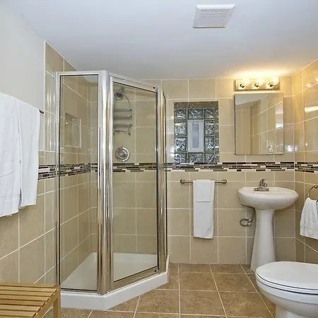 Three-bedroom On W Berwyn Avenue Apt 1 Apartment