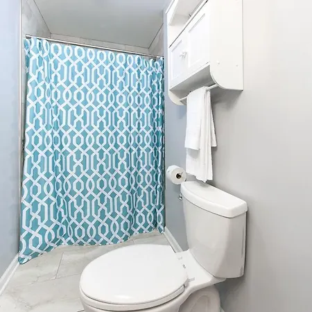 Five-bedroom On W Belmont Avenue Apt 3f *