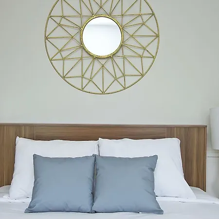 Six-bedroom On N Lincoln Avenue Apt 3