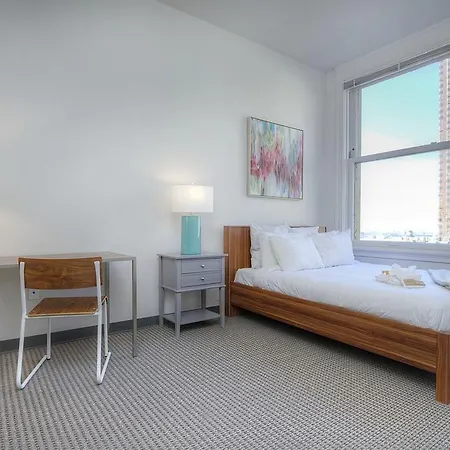 Apartment Two-bedroom On W Van Buren Street Apt 1304