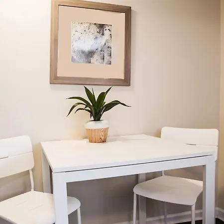 One-bedroom On W Palmer Street Apt L1