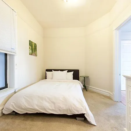 Apartment Three-bedroom On N Lincoln Avenue Apt 3e