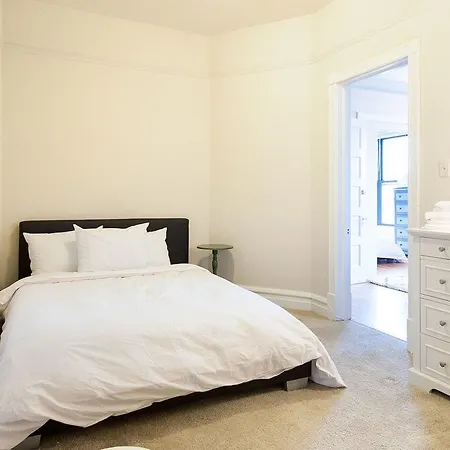 Apartment Three-bedroom On N Lincoln Avenue Apt 3e *